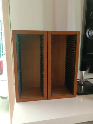 2VPORTA CDS EM MADEIRA COM CAPACIDADE DE 50 CDS