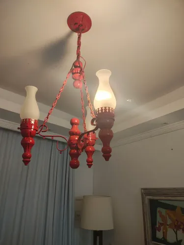 Lustre Vintage Vermelho", "Lustre Colonial" ou "Lustre Retrô 3 braços".