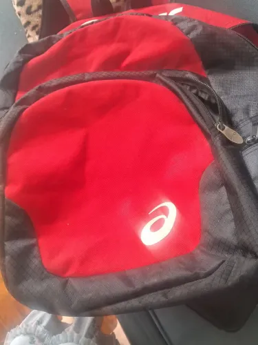 Mochila Asics-vermelha e preta usada