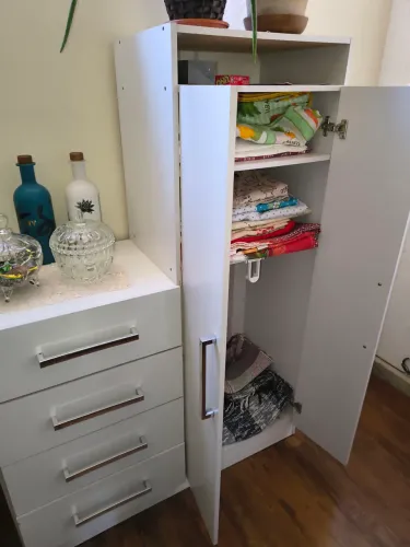 Vende_se mesa quadrada para 4 cadeiras e 1 cômoda de 4 gavetas e 2 portas,1 bolsa de viage