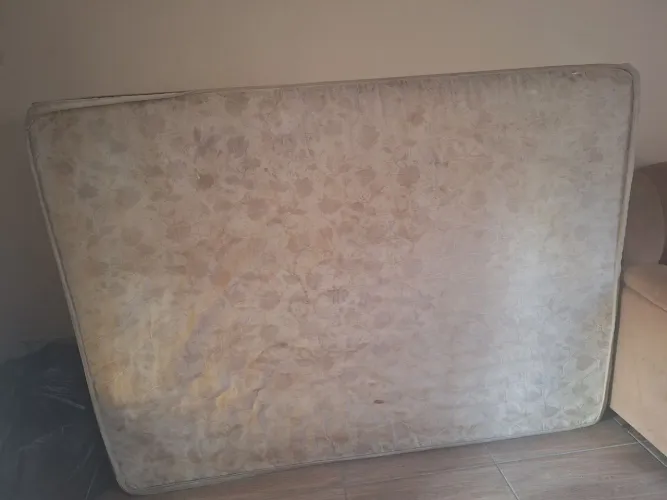 Vendo Cama de casal usada, com estrutura em bom estado de conservação conforme foto.