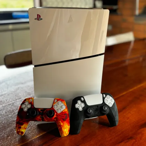 Playstation 5 - PS5 Slim - 2 Controles e Centenas de Jogos 
