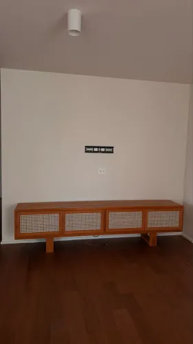 Rack 2,40m Madeira Maciça Peroba Rosa com Palhinha Natural ? Novo