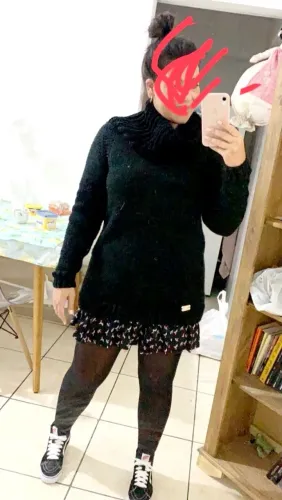 Blusa feminina em lã, feita à mão.Tam G, cor preta.Semi-nova.Gola estilosa, ideal pro frio