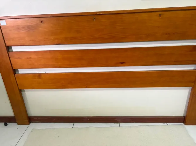 Vendo cabeceira de cama de madeira bruta