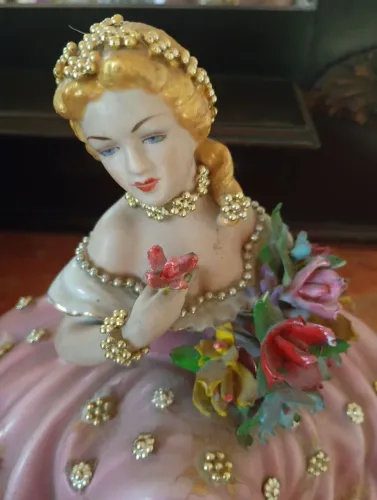 Dama em porcelana antiga