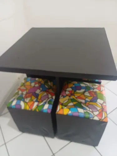 Vendo mesa com banquinhos