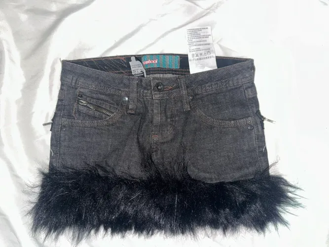 Saia jeans preta com plumas, fuzzy skirt Y2K
