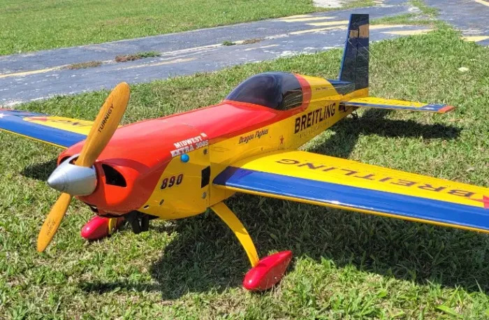 aeromodelo extra 300S midwest