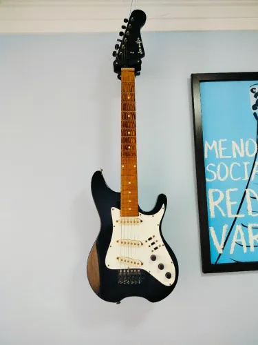 ? Libere seu Som com a Guitarra Jennifer Black: Personalidade e Timbre Único!