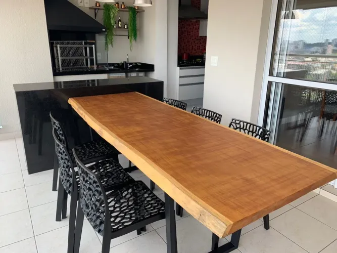 Mesa rústica em madeira maciça