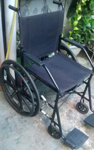 VENDE-SE CADEIRA DE RODAS EM EXCELENTE ESTADO.