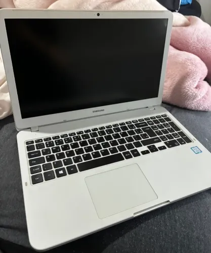 Notebook Samsung E30 Tela Full HD - Intel Core i3 (7ª Geração) / 8GB RAM / SSD 240GB