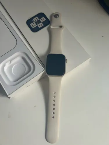 Apple Watch SE GPS ? Caixa estelar de alumínio - 44 mm ? Pulseira esportiva estelar - P/M