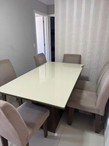 Mesa 100% MDF com tampo de vidro para 6 lugares, acompanha 5 cadeiras 