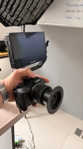 Câmera Canon Eos R100 com tela auxiliar