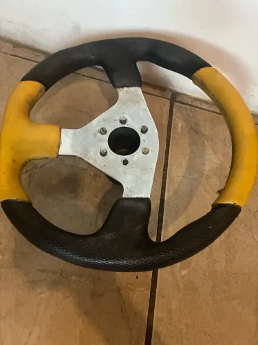 volante esportivo vintage da marca italiana Momo