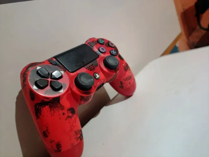 Vende-se controle de PS4 limitado original cor vermelho