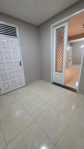 Alugo apartamento R$ 2.200,00 incluído condomínio e IPTU.