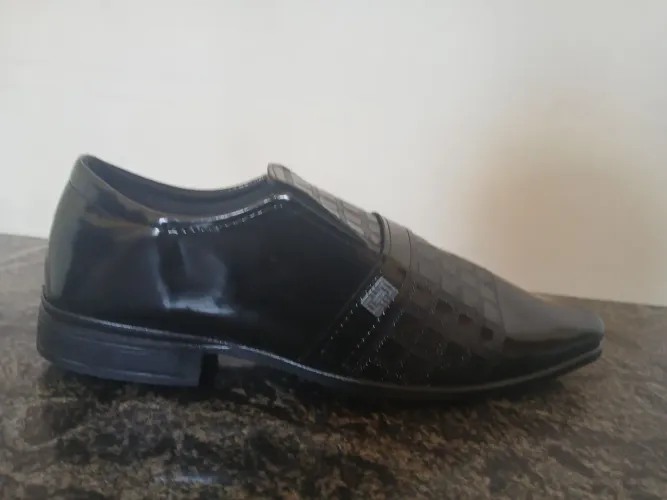 Sapato preto da marca Elegânci,tamanho 43