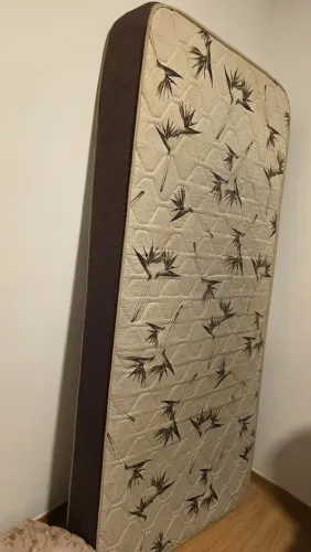 Vendo colchão solteiro 