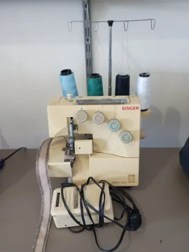 Máquina de costura overlock Singer duas agulhas, ótimo estado de conservação