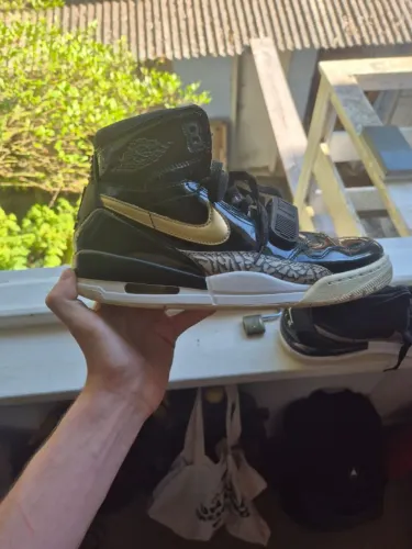 Jordan legacy preto e dourado