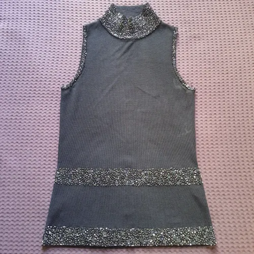 BLUSA PRETA BORDADA A MÃO. 
