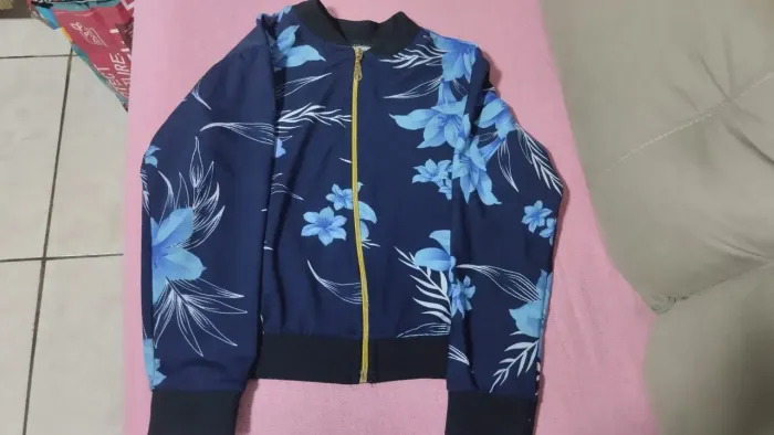 jaqueta floral azul com zíper dourado