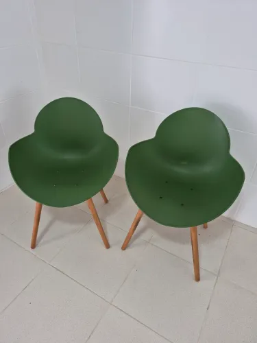 2 Cadeiras Plásticas p/ Varanda/Terraço