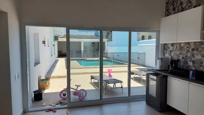Casa Alto Padrão á venda com 6 quartos, sendo 2 suítes e edícula á 60m da praia em Cibrate