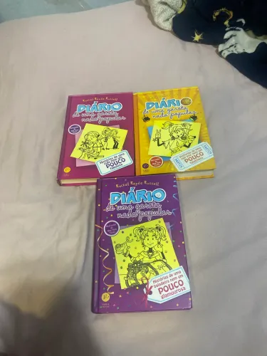 Livro "Diário de uma garota nada popular "