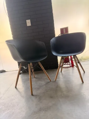 PAR DE CADEIRAS ESTILO EAMES - PRETAS , MODERNAS E CONFORTÁVEIS
