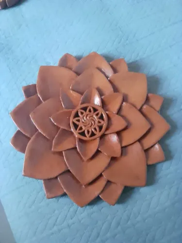 Peça Decorativa Floral em MDF Feita à Mão - Design Elegante