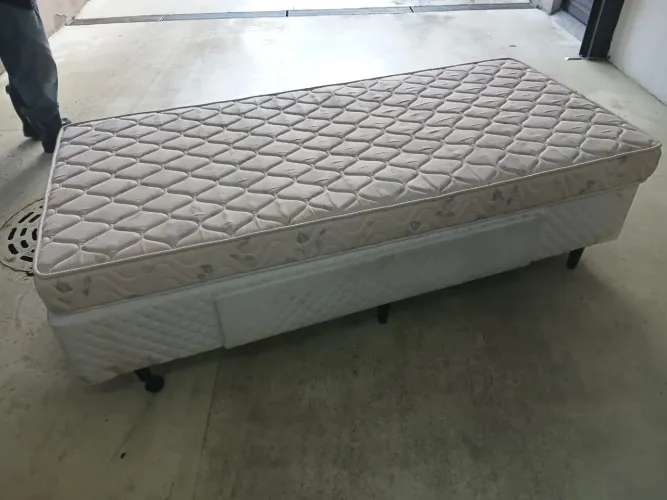 Vende Cama Box solteiro Com gavetão dois colchões