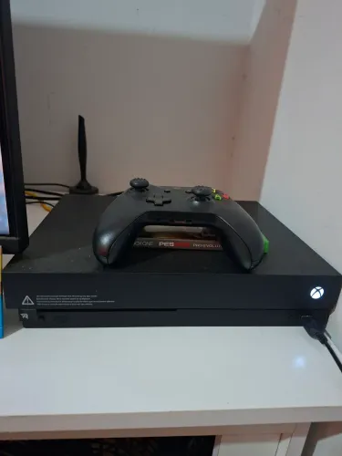 Xbox One X com 2 jogos e controle
