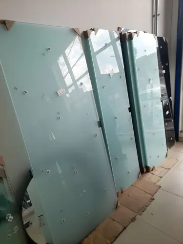 PORTAS VIDRO TEMPERADO JATEADAS E ADESIVADAS