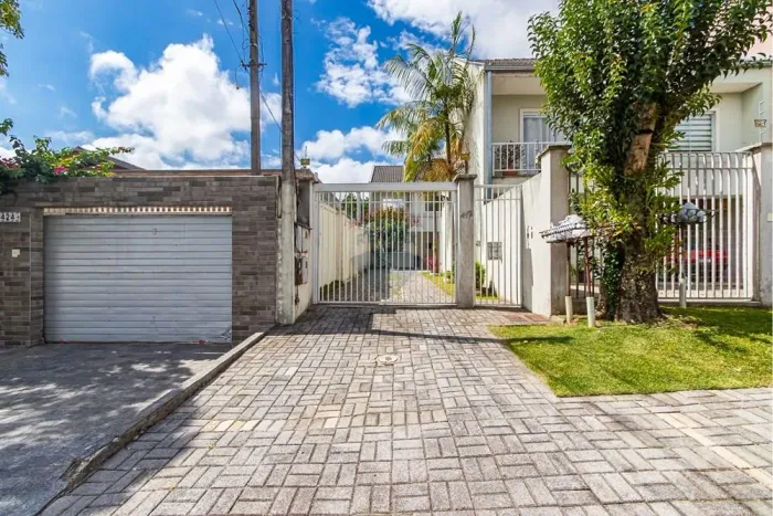 Sobrado em condomínio, 3 Quartos, 2 vagas, Bairro Xaxim. Curitiba. PR