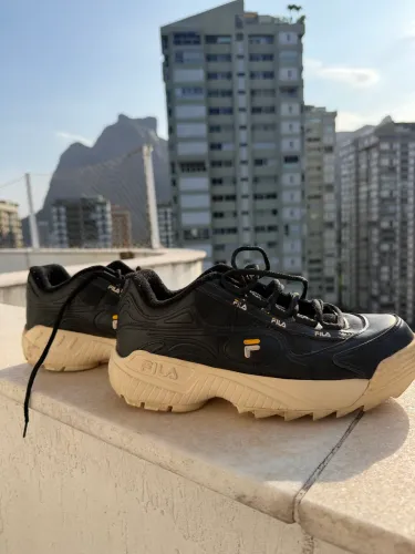 Tênis preto de couro da marca Fila