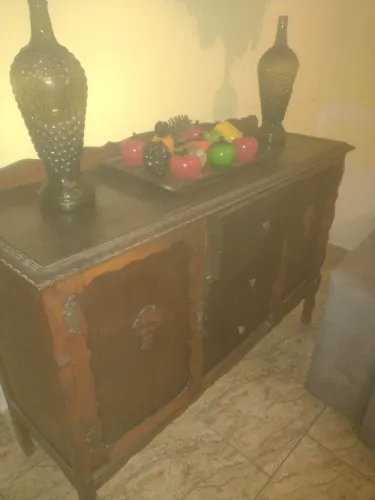 Móvel antigo para cozinha, 02 portas, 03 gavetas. A primeira gaveta para talheres.