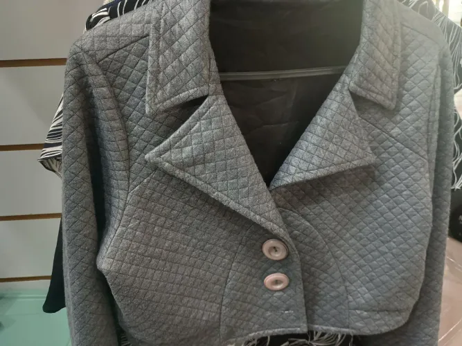 Casaco estilo Cropped matelassê cinza: lindo e quentinho. Veste M (ideal 38, )