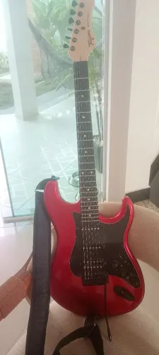 Guitarra Tagima sixmart vermelha com efeitos