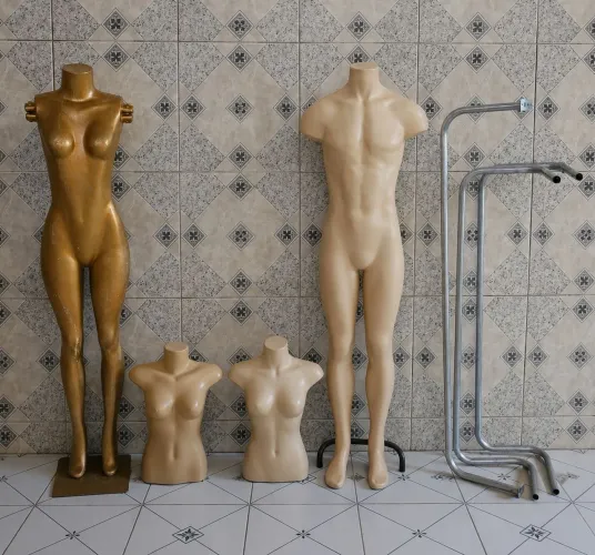Vendo manequins e araras de roupas