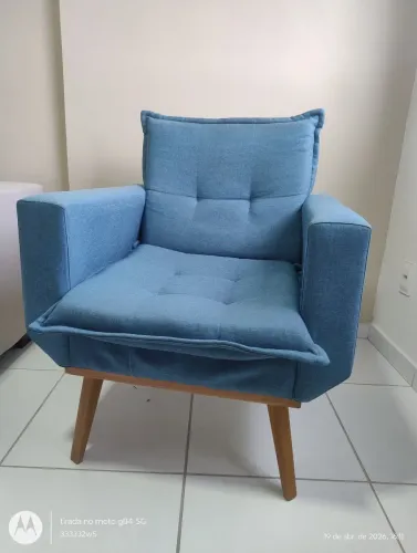 VENDO POLTRONA REVESTIDA EM LINHO AZUL.