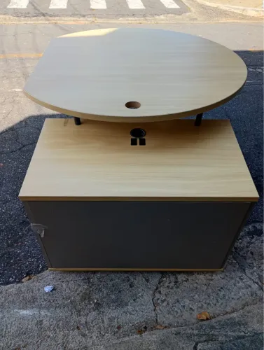 Mesa para escritório com armário baixo 