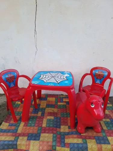 Mesa infantil com 2 cadeiras e um cavalinho