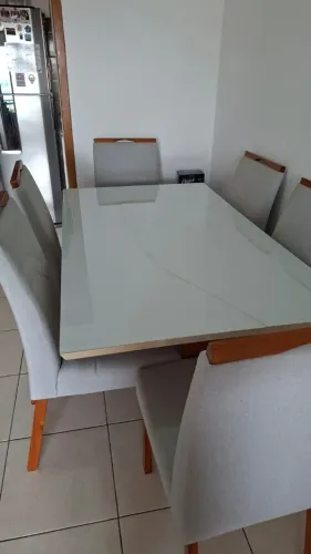mesa de jantar retangular com seis cadeiras