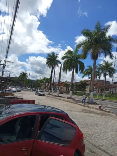 Vendo uma casa na rua principal de Araçás