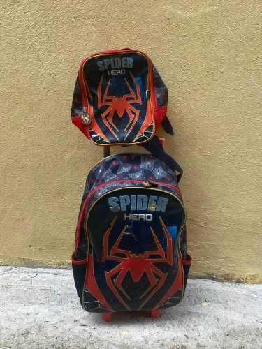 Mochila homem aranha ( usada )