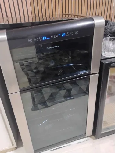 Adega Electrolux 29 vinhos duas portas dual zone 